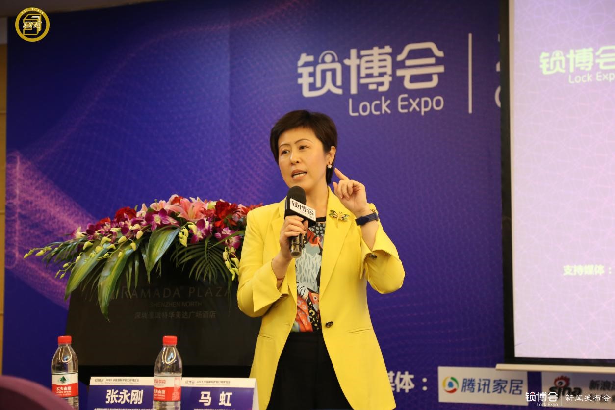  （住房和城鄉(xiāng)建設(shè)部IC卡應用服務(wù)中心主任、全國智能建筑及居住區(qū)數(shù)字化標準化技術(shù)委員會 副主任委員馬虹現(xiàn)場回答媒體問題）