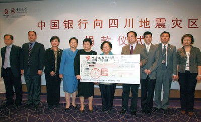 2008年5月14日上午，張燕玲副行長將一張面額1,000萬的現(xiàn)金支票交到了中國紅十字會總會彭珮云會長手中，代表中國銀行向汶川地震受災(zāi)地區(qū)人民捐款。