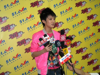 圖為劉力揚作為“51.com名人堂，唱享2008”廣州站的嘉賓，攜新專輯《我就是這樣》于2008年7月25日在廣州江南大戲院接受媒體采訪。