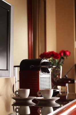 Nespresso®咖啡機(jī) -- 全新升級(jí)的行政客房均提供Nespresso® 咖啡機(jī)及附贈(zèng)不同口味的咖啡膠囊、進(jìn)口精選茶包讓旅客盡享便捷、舒適的私人空間。