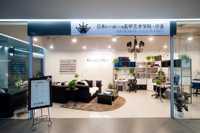 在首屆奢侈品展會現(xiàn)場，參觀者可一睹日本 KiraKira 美甲高級講師 Rachel Lai 的風采，并可就相關時尚問題進行咨詢。