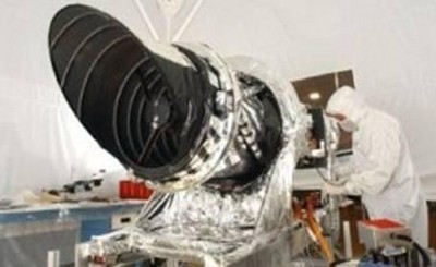 一名波爾航天的員工正在準(zhǔn)備 HiRISE 相機(jī)，以便裝到 NASA 火星勘測(cè)軌道飛行器上