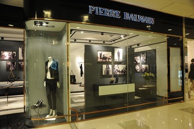 巴爾曼(Pierre Balmain)品牌首家落戶國內(nèi)的鞋履及手袋店剛于9月下旬開業(yè)，裝潢別具法式韻味。