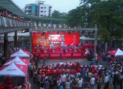 沃爾瑪廚藝達(dá)人爭(zhēng)霸賽全國(guó)決賽在沃爾瑪深圳蛇口店舉行，吸引大量市民駐足觀看