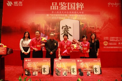  張暉（中）、余華侃（左）、朱燕（右）分獲總決賽冠、亞、季軍
