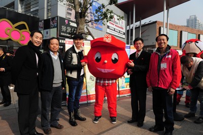 （從左至右）上海市血液中心副主任沈行峰、上海市血液中心主任朱永明、觸動傳媒創(chuàng)始人兼執(zhí)行主席馮暉中、上海市紅十字會常務(wù)副會長馬強(qiáng)、“獻(xiàn)血達(dá)人”陳澤人