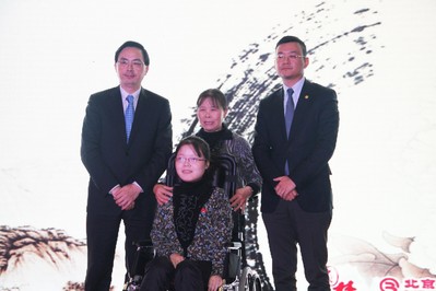 北京銀行副行長許寧躍先生、海航悅逸度假俱樂部董事長趙暉先生與殘疾畫家汪玉婷合影