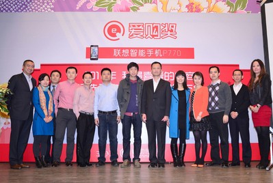 觸動傳媒聯(lián)合首席執(zhí)行官歐陽伯康先生和聯(lián)想MIDH開放市場運營管理兼新通路業(yè)務總經(jīng)理賀盛芬女士與京東商城、凡客誠品、當當網(wǎng)等11家獲獎電商合影