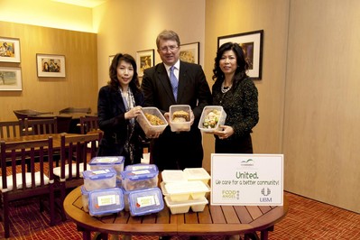 亞洲博聞與會展管理公司支持“惜食堂”(Food Angel) 的行動“對抗饑餓 . 捐出食物”，攜手參與“惜食堂”的食物回收計劃 (左起：“惜食堂”行政總監(jiān)陳妙瑜，中：亞洲博聞執(zhí)行副總裁麥高德，右：會展管理公司董事總經(jīng)理梅李玉霞)