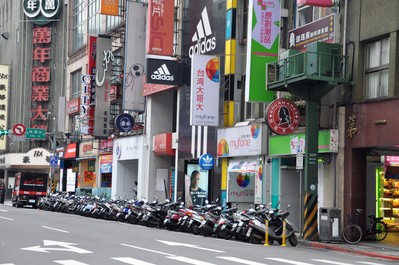 無論機(jī)車、轎車、自行車，無論多么狹窄的街道，都停得整齊劃一。