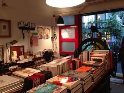 與其說好樣本事是家書店，不如說是一間生活店，熱愛旅行的女老板從全世界淘來生活物件與客人們分享