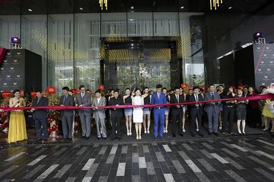 從左到右：Brian Segrave, 廣州W酒店總經(jīng)理；劉偉立，喜達(dá)屋酒店與度假村集團(tuán)亞太區(qū)資深副總裁，設(shè)計(jì)與工程籌劃；Paul James羅健，W 全球酒店、瑞吉酒店與度假村及豪華精選全球品牌領(lǐng)導(dǎo)人；錢進(jìn)，喜達(dá)屋酒店與度假村集團(tuán) 大中華區(qū)總裁；Stephen Ho何國(guó)祥，喜達(dá)屋酒店與度假村國(guó)際集團(tuán)亞太區(qū)總裁；影星高圓圓和吳彥祖；孔健濤，合景泰富房公司執(zhí)行董事兼行政總裁；孔健楠，合景泰富房公司執(zhí)行董事兼執(zhí)行副總裁；徐錦添，合景泰富公司執(zhí)行董事、首席財(cái)務(wù)官兼公司秘書；李建明，合景泰富公司執(zhí)行董事、集團(tuán)運(yùn)營(yíng)管理部副總裁兼華南片區(qū)總經(jīng)理；黃薇陵，合景泰富酒店投資發(fā)展部總監(jiān)及園林設(shè)計(jì)部總監(jiān)。