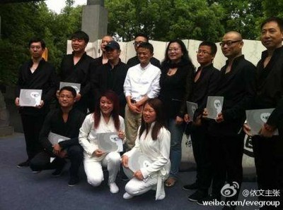 馬云、李連杰、夏華共同推廣太極禪，在淘寶大學(xué)悟道之旅中，為十佳淘寶大賣家頒發(fā)了太極禪云手一段證書，并與全球十佳網(wǎng)商以及淘女郎一起體禪悟道