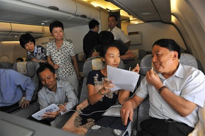 中國民航局局長李家祥通過機(jī)上互聯(lián)網(wǎng)接收中央人民廣播電臺(tái)現(xiàn)場(chǎng)直播采訪，向廣大聽眾問好。