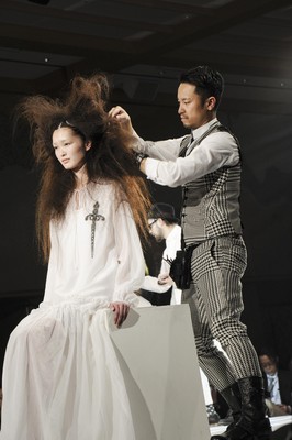 Shiseido Professional 首席美發(fā)師原田忠 (Tadashi Harada) 將率領(lǐng)創(chuàng)作團(tuán)隊(duì)，傾力演出BEAUTY ODYSSEY，引領(lǐng)觀眾經(jīng)歷一次漫長(zhǎng)的冒險(xiǎn)之旅，探求“美”的新定義。