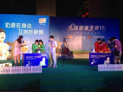 活動(dòng)現(xiàn)場(chǎng)互動(dòng)環(huán)節(jié)，消費(fèi)者用衛(wèi)崗酸奶制作水果沙拉