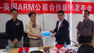 英國ARM公司亞太區(qū)項目經(jīng)理杜昕先生為達內(nèi)CEO韓少云先生頒發(fā)培訓合作伙伴授權牌