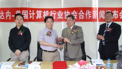 美國計算機行業(yè)協(xié)會副總裁Dennis先生為達內(nèi)CEO韓少云先生頒發(fā)合作伙伴授權牌