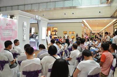 七夕，數(shù)百名單身男女齊聚“克拉女人”現(xiàn)場(chǎng)，讓珍愛(ài)相擁