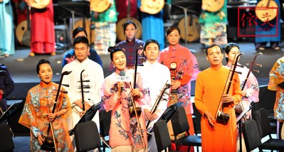 設(shè)計師與音樂家的強(qiáng)強(qiáng)聯(lián)合，整場服裝的色彩、款式、剪裁結(jié)構(gòu)和面料都貫穿古今，彰顯著每一位音樂家的獨(dú)特氣質(zhì)。