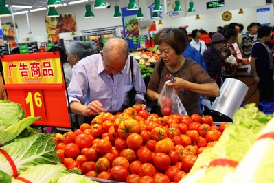 沃爾瑪云南普洱縣全新門店開業(yè)當日，顧客在選購優(yōu)質(zhì)低價的生鮮商品