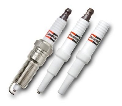 與之前的火花塞設(shè)計(jì)相比，輝門(mén)最新研制的SureFire Plus<br />陶瓷材料能夠承受更高電壓，進(jìn)而增加缸壓，<br />從而提高發(fā)動(dòng)機(jī)性能和燃油效率，同時(shí)減少CO2排放量。