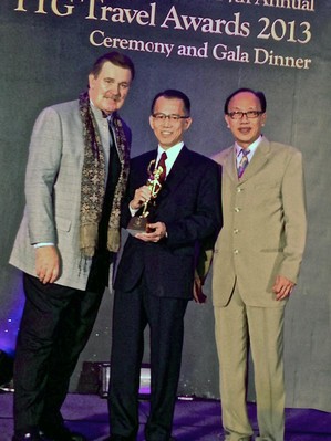 新加坡文華大酒店經(jīng)理 Danny Wong 先生接受「新加坡最佳城市旅館 (Best City Hotel - Singapore)」獎(jiǎng)。