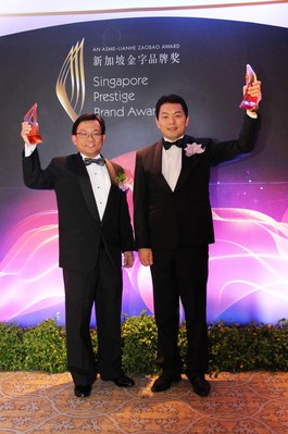 OUE Hospitality REIT Management 的執(zhí)行長 Chong Kee Hiong 先生代表君華酒店集團(tuán)在頒獎(jiǎng)典禮上接受獎(jiǎng)項(xiàng)。