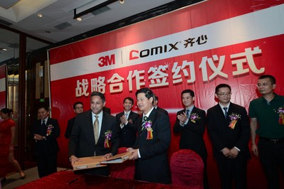  左：3M全球商業(yè)文儀產(chǎn)品業(yè)務(wù)部高級副總裁Jesse G.Singh、右：齊心文具股份有限公司董事長陳欽鵬出席簽約儀式