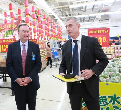 沃爾瑪全球CEO麥道克和中國CEO高福瀾考察大賣場，深入了解市場