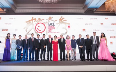 左起2012環(huán)球小姐、威華鞋業(yè)總經(jīng)理梁賀程、BBC國際執(zhí)行總經(jīng)理Lawrence Yang、紅森公司董事長林智榮、達芙妮國際控股有限公司主席陳英杰、鞋柜“天使的足跡”公益形象代言人任賢齊、FACE主席Jim Issler、“中國美基金”代表靳羽西、“新華愛心教育基金會”理事長張君達、“國立愛心基金”代表種丹妮、“愛的痕跡教育計劃”創(chuàng)辦人姜育恒、“中國殘疾人福利基金會”副理事長邢建緒先生、“音樂之帆”創(chuàng)辦人柴亮、中國行動計劃代表Mr. Andrew