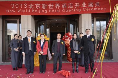 (由左至右)　 新世界中國地產(chǎn)北京總經(jīng)理陳子榮先生、新世界崇文公司法人代表陳艷女士、新世界發(fā)展主席鄭家純博士、瑰麗酒店集團首席行政總裁鄭志雯小姐及酒店總經(jīng)理魏得可先生于北京新世界酒店開業(yè)典禮。