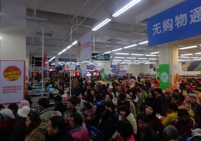 沃爾瑪云南昆明昌源中路店盛大開業(yè)，商場內(nèi)人頭涌涌，工作人員馬不停蹄
