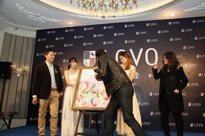 IAN與羅萊家紡副總裁揭幕LOVO2014年春夏新款手繪稿，并在畫稿上留下親筆簽名